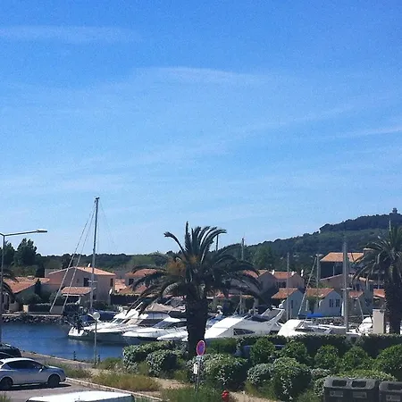 Au Coeur Du Village Naturiste * אגדה