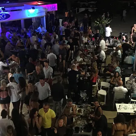 Au Coeur Du Village Naturiste אגדה