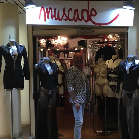 Au Coeur Du Village Naturiste * Агд